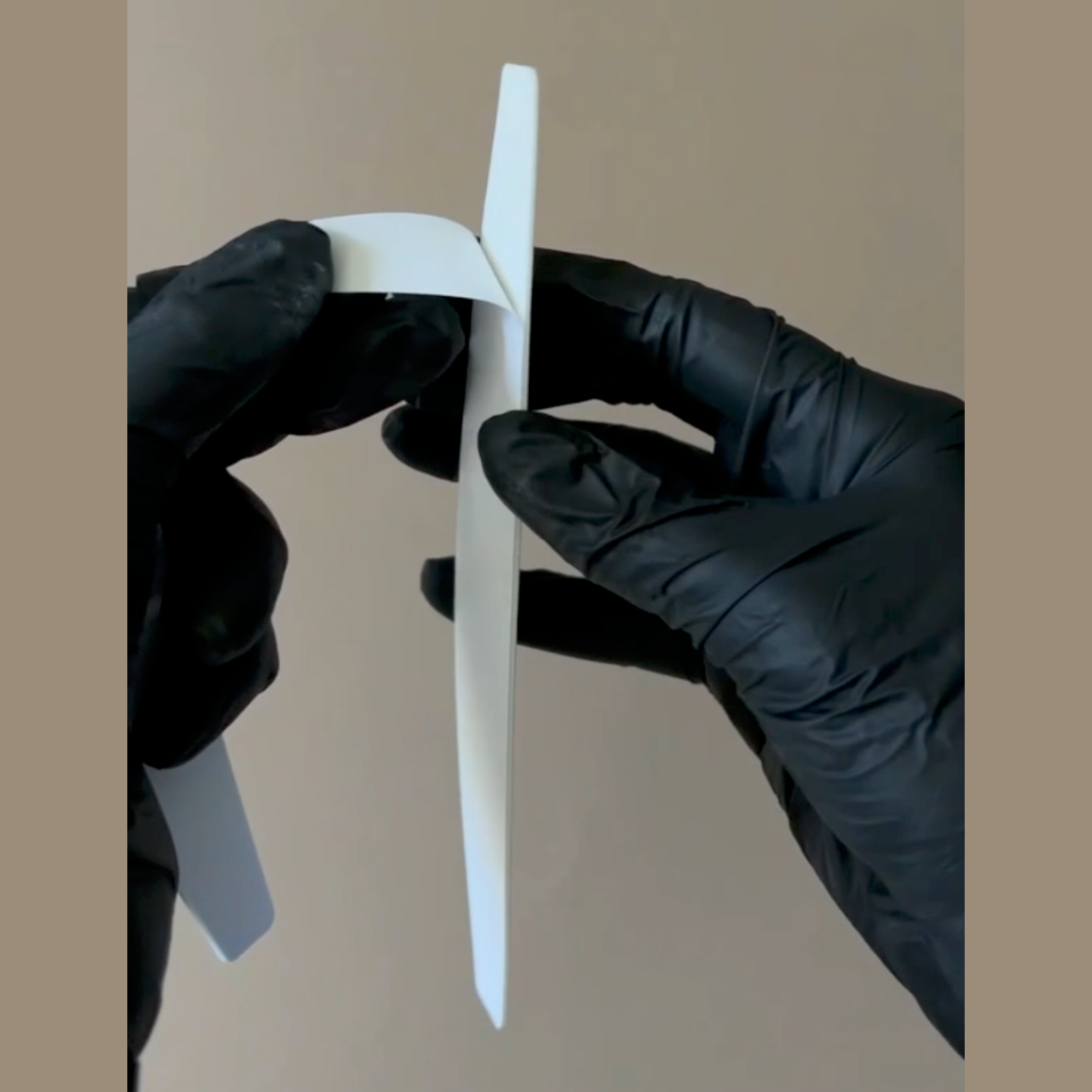 Décollage du film protecteur d'une lime jetable grain 280 Seven Tones - Ongles Pro