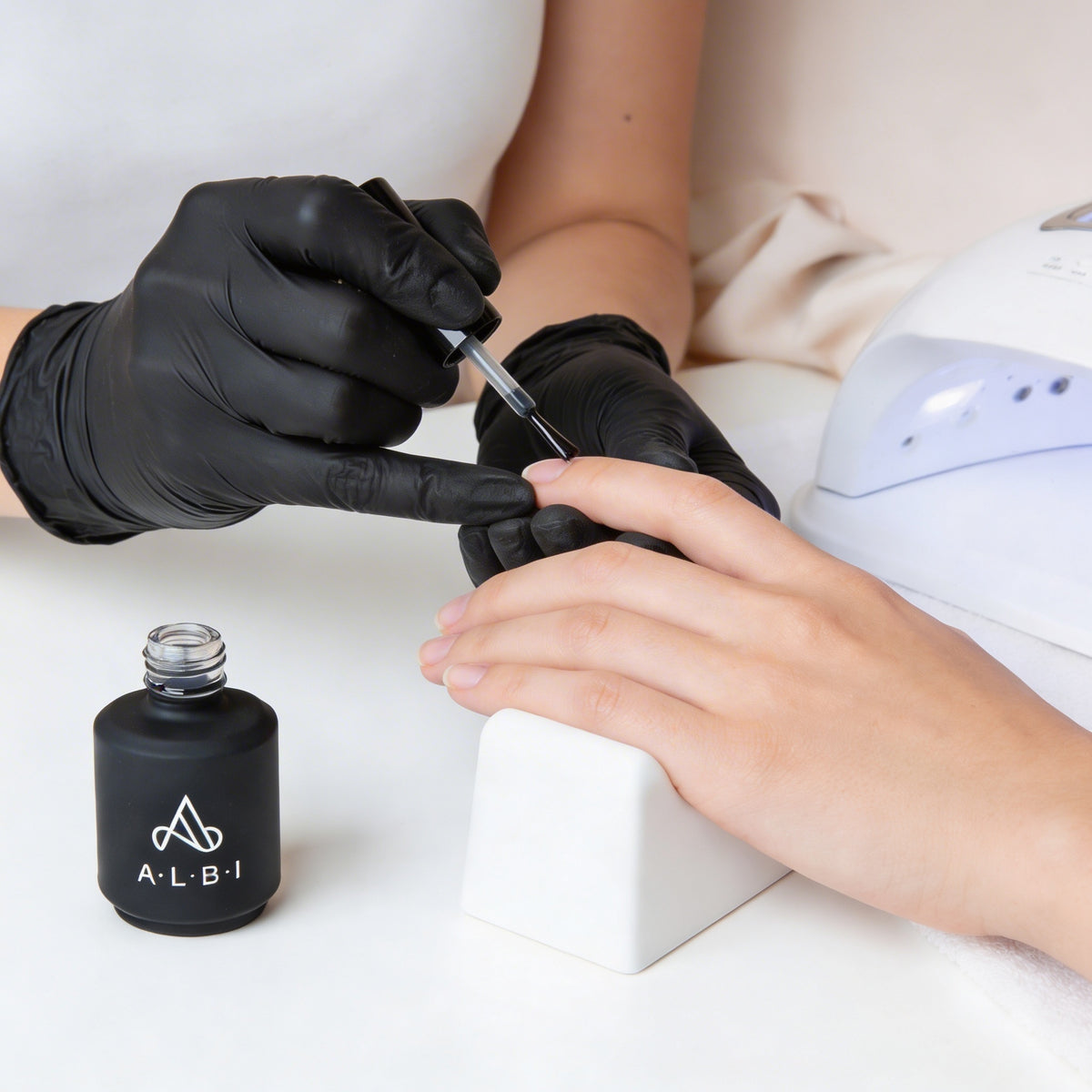 Application de la Base Flex ALBI sur ongle naturel en couche fine frottée