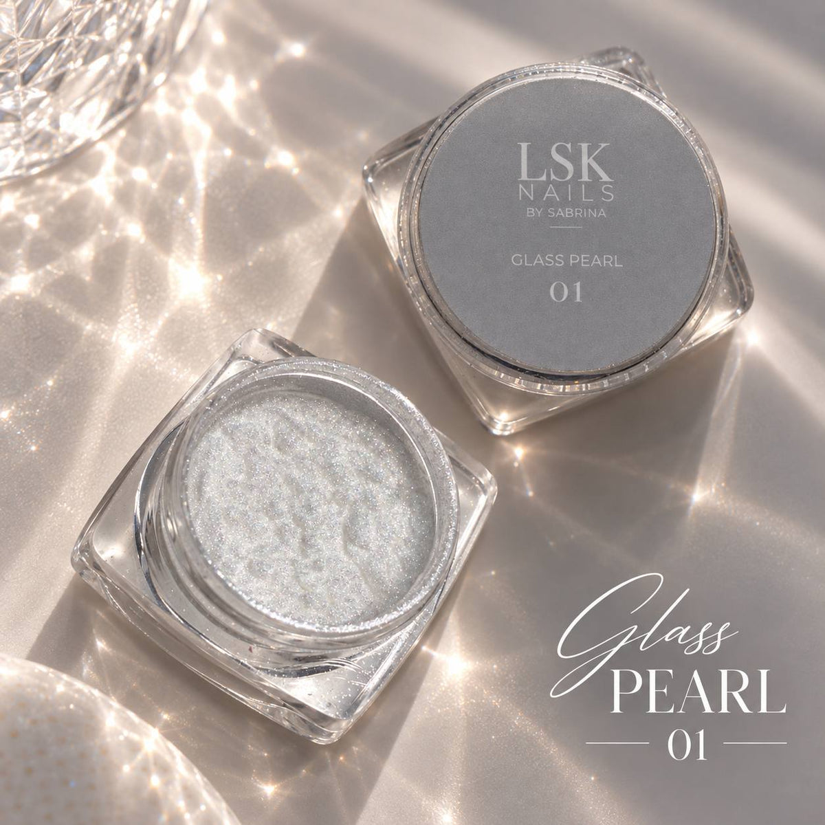 Deux pots de poudre à frotter Glass Pearl 01 Nails LSK, ouvert et fermé