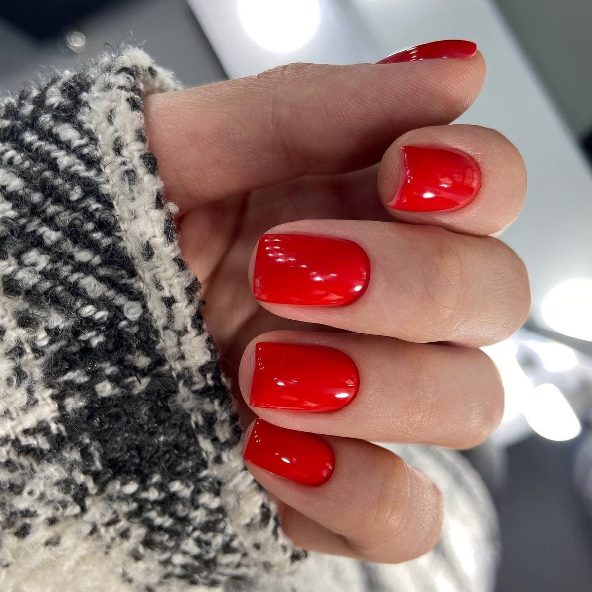 Pose de vernis semi-permanent rouge Albi 168 sur ongles naturels
