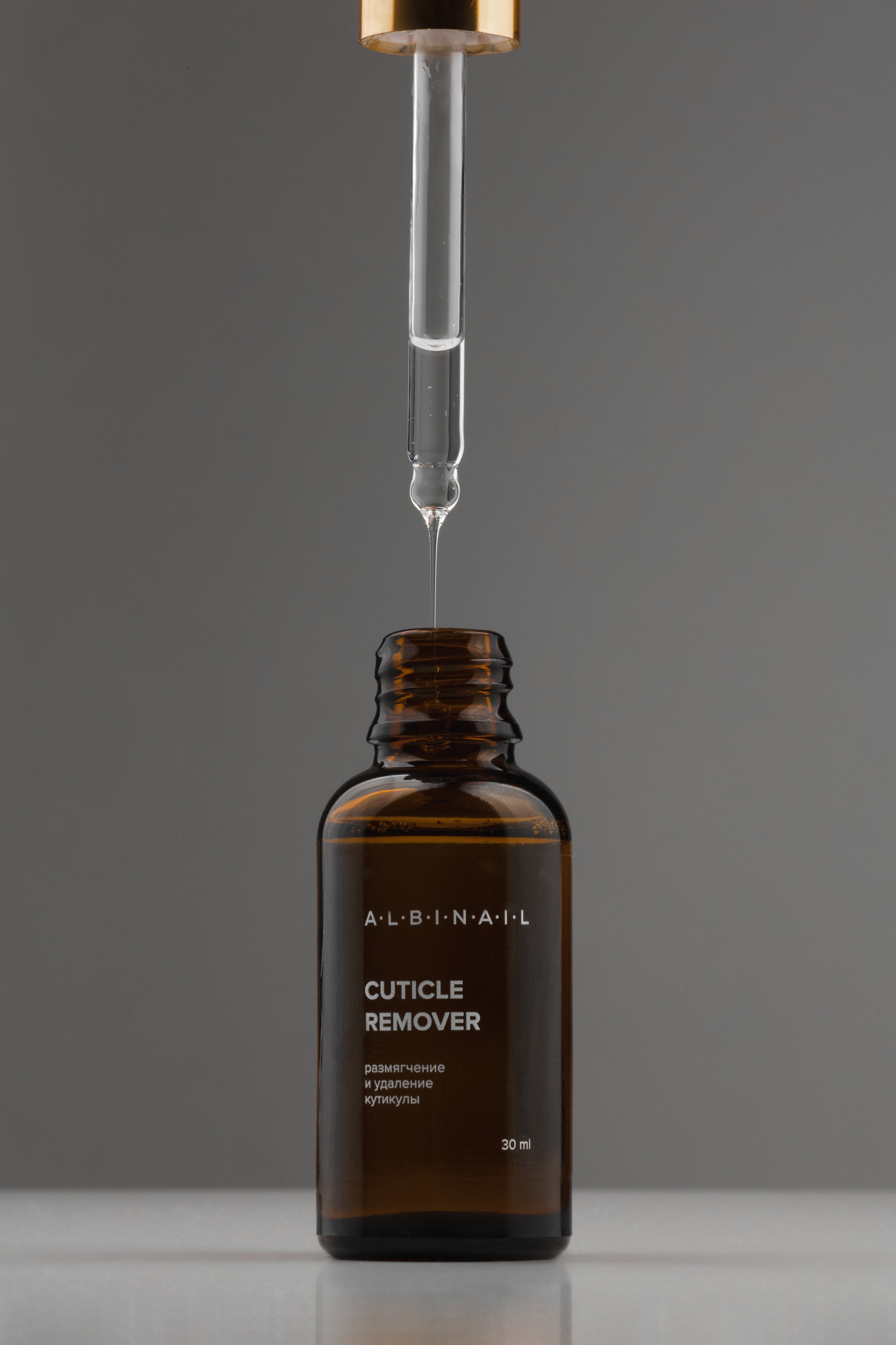 Application du Cuticule Remover ALBI sur cuticules